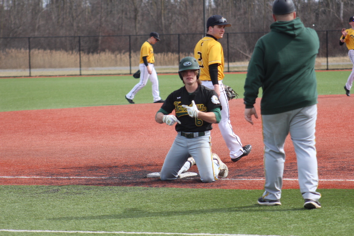 Hennessy's Two Bombs Launch Jayhawks Past Hornets