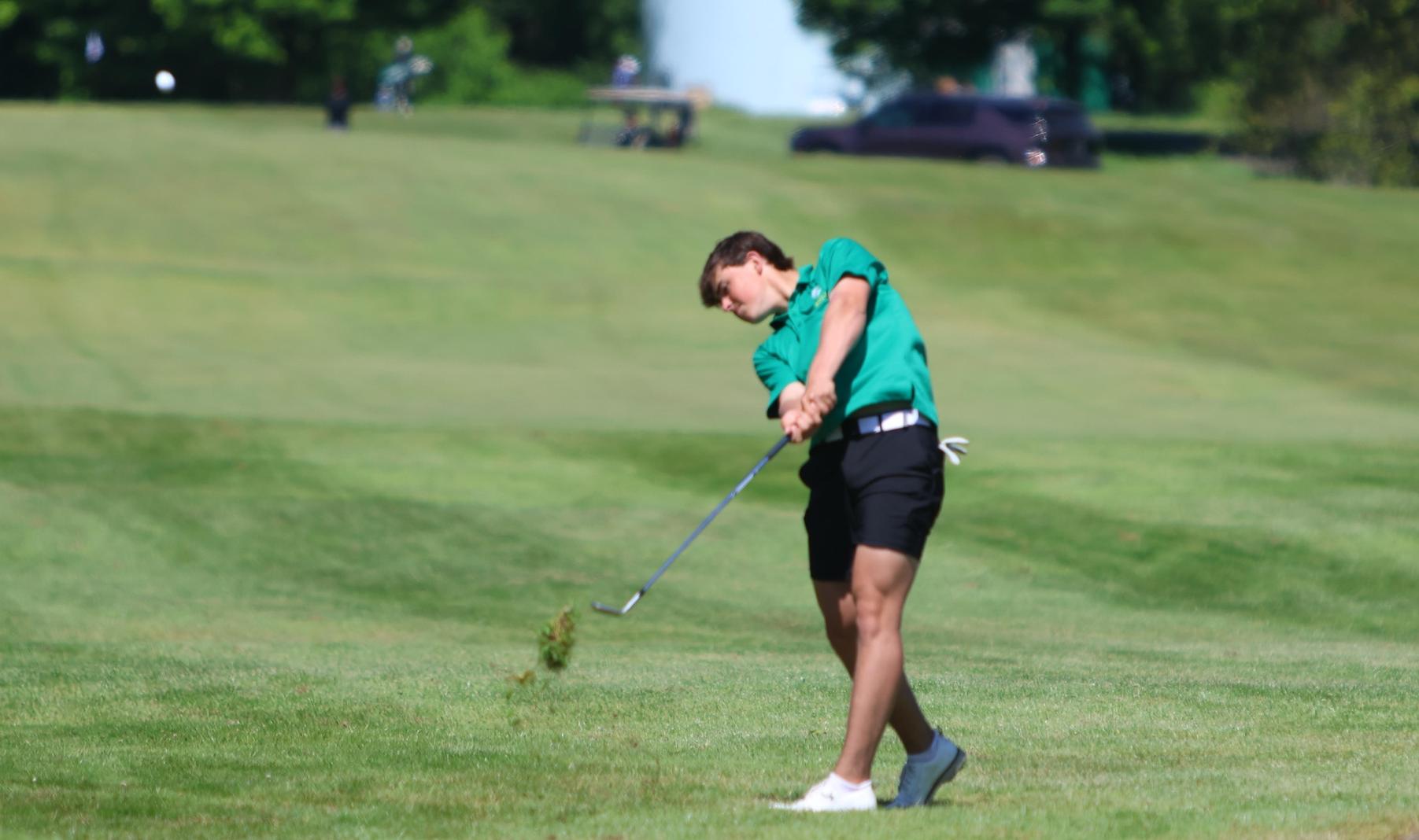 Kyler Wojtowicz chipping on day one of golf nationals